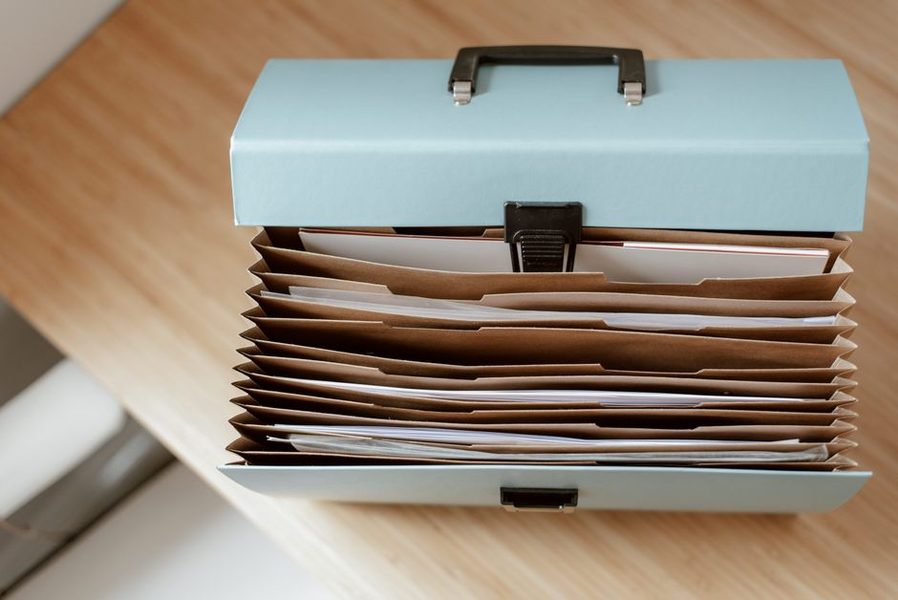 Pastas e documentos domesticos organizados dentro de uma gaveta